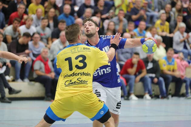 2. HBL, HSG Konstanz - EHV Aue 30:27. Fabian Wiederstein (KON) vorne gegen Ladislav Brykner (AUE) HSG Konstanz - EHV Aue, 05.10.2019 Konstanz Copyright: xEIBNER PeterxPisax EP_EER