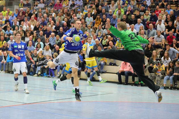 2. HBL, HSG Konstanz - EHV Aue 30:27. Kevin Roch (AUE) beim Wurf, rechts KON Torh?ter Michael Ha?ferter HSG Konstanz - EHV Aue, 05.10.2019 Konstanz Copyright: xEIBNER PeterxPisax EP_EER