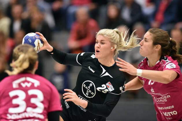 Pia Adams (Bayer 04 Leverkusen) (am Ball), Maria Ines Da Silva Pereira (HSG Bad Wildungen Vipers) (R), Anna Maria Spielvogel (HSG Bad Wildungen Vipers) (NR 33) ,GER, HSG Bad Wildungen Vipers - Bayer 04 Leverkusen, DHB Pokal, Handball, Frauen, 05.10.2019, GER, HSG Bad Wildungen Vipers - Bayer 04 Leverkusen, Handball, DHB Pokal Frauen, 05.10.2019 Bad Wildungen Copyright: xEIBNER RolandxSippelx EP_RSL