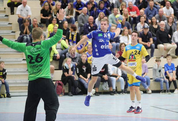 2. HBL, HSG Konstanz - EHV Aue 30:27.Felix Roth (AUE) beim Wurf, links KON Torhueter Michael Ha?ferter, rechts Tim Jud (KON). HSG Konstanz - EHV Aue, 05.10.2019 Konstanz Copyright: xEIBNER PeterxPisax EP_EER
