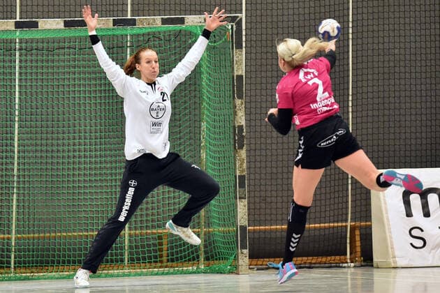 Annika Ingenpass (HSG Bad Wildungen Vipers) beim WUrf; Nele Kurzke (Torfrau Bayer 04 Leverkusen) (L) ,GER, HSG Bad Wildungen Vipers - Bayer 04 Leverkusen, DHB Pokal, Handball, Frauen, 05.10.2019, GER, HSG Bad Wildungen Vipers - Bayer 04 Leverkusen, Handball, DHB Pokal Frauen, 05.10.2019 Bad Wildungen Copyright: xEIBNER RolandxSippelx EP_RSL
