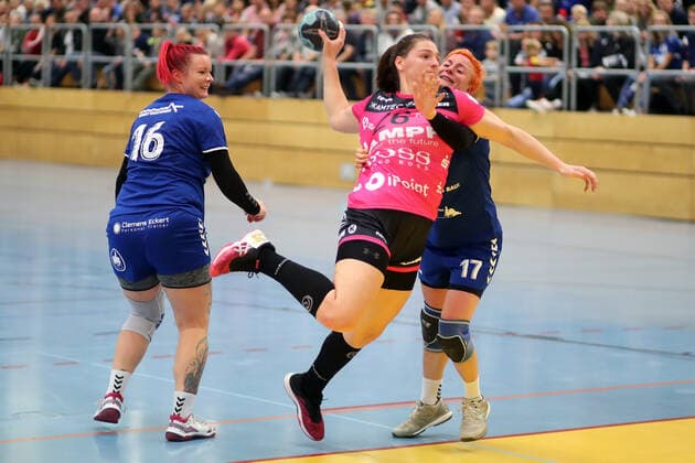 Svenja Huebner (TuS Metzingen) setzt sich durch DHB-Pokal 2. Runde HSG Neudorf Doeöbeln - TuS Metzingen Neudorf Copyright: xEIBNER Westphalx EP_WES