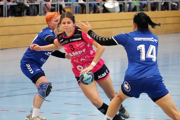 Patricia Kovacs (Tus Metzingen) setzt sich durch DHB-Pokal 2. Runde HSG Neudorf Doeöbeln - TuS Metzingen Neudorf Copyright: xEIBNER Westphalx EP_WES