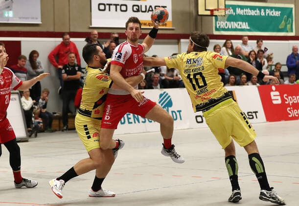 TuS Ferndorf - HSG Krefeld, 05.10.2019 Bildmitte: Lucas Schneider (TuS Ferndorf) wird von (links) Josip Cutura und Damian Janus (HSG Krefeld) geblockt, Kreuztal Stählerwiese Deutschland