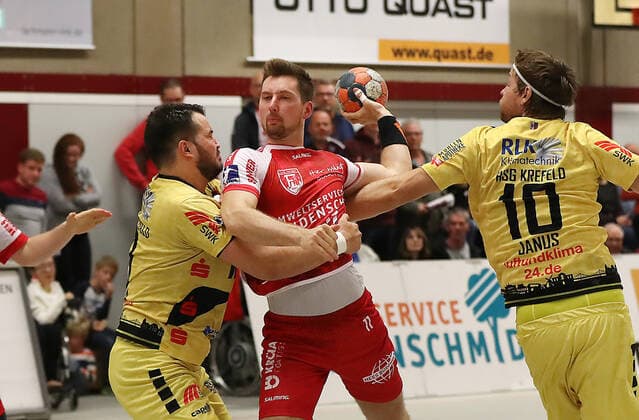 TuS Ferndorf - HSG Krefeld, 05.10.2019 Bildmitte: Lucas Schneider (TuS Ferndorf) wird von (links) Josip Cutura und Damian Janus (HSG Krefeld) geblockt, Kreuztal Stählerwiese Deutschland