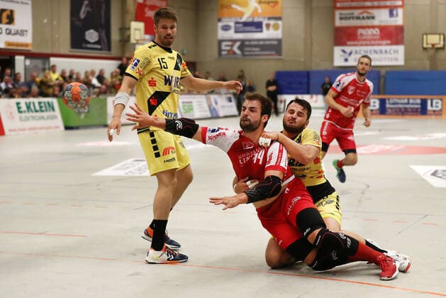 TuS Ferndorf - HSG Krefeld, 05.10.2019 Bildmitte: Thomas Rink (TuS Ferndorf) kann sich gegen (links) Jonas Vonnahme und Josip Kutura (HSG Krefeld) zum 19:13 durchsetzen, Kreuztal Stählerwiese Deutschland