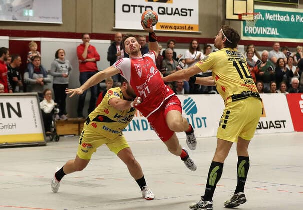 TuS Ferndorf - HSG Krefeld, 05.10.2019 Bildmitte: Lucas Schneider (TuS Ferndorf) kann sich gegen (links) Josip Kutura und Damian Janus (HSG Krefeld) zum 22:15 durchsetzen, Kreuztal Stählerwiese Deutschland