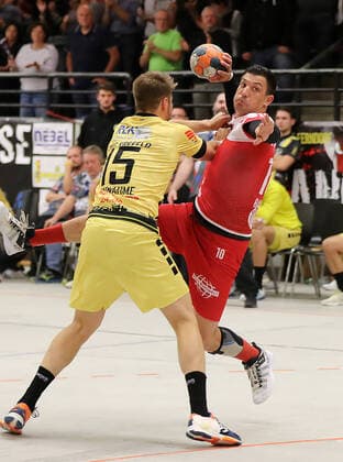 TuS Ferndorf - HSG Krefeld, 05.10.2019 Zweikampf v. lks.: Jonas Vonnahme (HSG Krefeld), Marijan Basic (TuS Ferndorf) Kreuztal Stählerwiese Deutschland