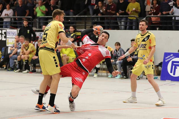 TuS Ferndorf - HSG Krefeld, 05.10.2019 Zweikampf v. lks.: Jonas Vonnahme (HSG Krefeld), Marijan Basic (TuS Ferndorf), Mike Schulz (HSG Krefeld), Kreuztal Stählerwiese Deutschland