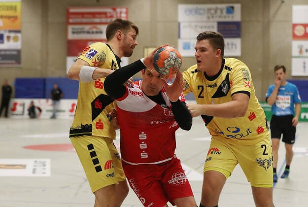 TuS Ferndorf - HSG Krefeld, 05.10.2019 Zweikampf v. lks.: Jonas Vonnahme (HSG Krefeld), Marijan Basic (TuS Ferndorf), Henrik Schiffmann (HSG Krefeld), Kreuztal Stählerwiese Deutschland