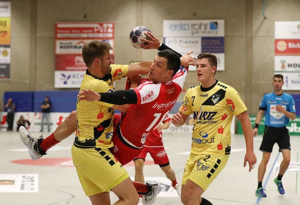 TuS Ferndorf - HSG Krefeld, 05.10.2019 Zweikampf v. lks.: Zweikampf v. lks.: Jonas Vonnahme (HSG Krefeld), Marijan Basic (TuS Ferndorf), Henrik Schiffmann (HSG Krefeld), Kreuztal Stählerwiese Deutschland