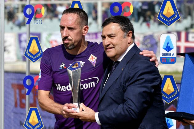 Bilder des Jahres 2019, Sport 10 Oktober Sport Themen der Woche KW40 Sport Bilder des Tages Franck Ribery of Fiorentina receive the award of September Serie A best player from Joe Barone Firenze 6-10-2019 Stadio Artemio Franchi Football Serie A 2019 2020 ACF Fiorentina - Udinese Calcio Photo Andrea Staccioli Insidefoto andreaxstaccioli