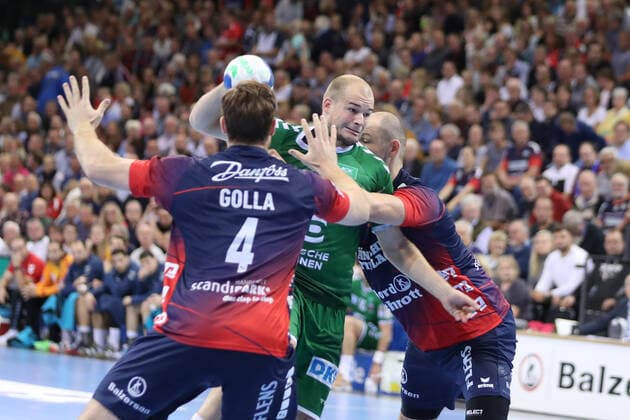 SG Flensburg-Handewitt vs Fuechse Berlin, 06.10.19, LIQUI-MOLY Handball-Bundesliga, Paul Drux (Fuechse Berlin, 95) gegen Johannes Golla (SG Flensburg-Handewitt, 04) und Simon Hald (SG Flensburg-Handewitt, 05) Copyright: xBEAUTIFULxSPORTS MarioxM.xKobergx