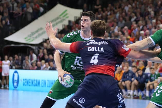 SG Flensburg-Handewitt vs Fuechse Berlin, 06.10.19, LIQUI-MOLY Handball-Bundesliga, Simon Ernst (Fuechse Berlin, 02) gegen Johannes Golla (SG Flensburg-Handewitt, 04) Copyright: xBEAUTIFULxSPORTS MarioxM.xKobergx