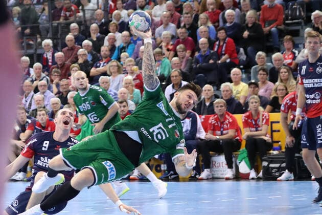 SG Flensburg-Handewitt vs Fuechse Berlin, 06.10.19, LIQUI-MOLY Handball-Bundesliga, Johan Koch (Fuechse Berlin, 77) gegen Holger Glandorf (SG Flensburg-Handewitt, 09) Copyright: xBEAUTIFULxSPORTS MarioxM.xKobergx