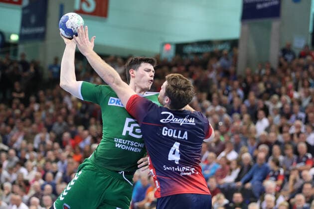 SG Flensburg-Handewitt vs Fuechse Berlin, 06.10.19, LIQUI-MOLY Handball-Bundesliga, Simon Ernst (Fuechse Berlin, 02) gegen Johannes Golla (SG Flensburg-Handewitt, 04) Copyright: xBEAUTIFULxSPORTS MarioxM.xKobergx