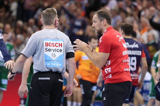 SG Flensburg-Handewitt vs Fuechse Berlin, 06.10.19, LIQUI-MOLY Handball-Bundesliga, Maik Machulla (SG Flensburg-Handewitt, Trainer) im Gespraech mit dem Schiedsrichter Copyright: xBEAUTIFULxSPORTS MarioxM.xKobergx