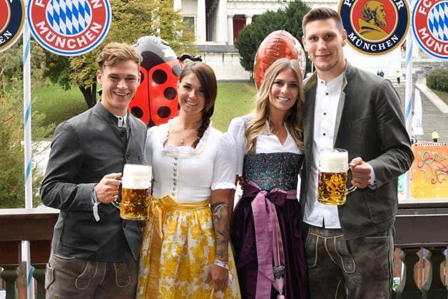 06.10.2019, xfux, Fussball 1.Bundesliga, FC Bayern Muenchen besucht Oktoberfest 2019, emspor, v.l. Joshua Kimmich (FC Bayern Muenchen) mit seiner Freundin Lina Meyer, Niklas Suele (FC Bayern Muenchen) mit seiner Freundin Melissa Halter Muenchen *** 06 10 2019, xfux, football 1 Bundesliga, FC Bayern Muenchen visits Oktoberfest 2019, emspor, v l Joshua Kimmich FC Bayern Muenchen with his girlfriend Lina Meyer, Niklas Suele FC Bayern Muenchen with his girlfriend Melissa Halter Muenchen