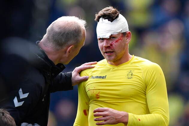 Bilder des Jahres 2019, Sport 10 Oktober Sport Themen der Woche KW40 Sport Bilder des Tages Broendbys Dominik Kaiser er blevet ramt af en modstanders stoevle i kampen i 12. runde af 3F Superligaen mellem Broendby IF og FC Koebenhavn paa Broendby Stadion, soendag den 6. oktober 2019. . , Denmark *** Broendbys Dominik Kaiser has been hit by an opponents boot in the match in round 12 of the 3F Super League between Broendby IF and FC Copenhagen at Broendby Stadium, Sunday, October 6, 2019, Denmark,  Copyright: AndersxKjaerbye xRitzauxScanpixx COP102 spdk20191006-153611-L