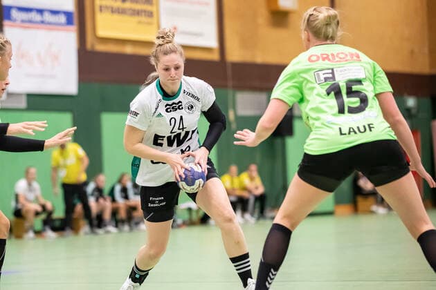 TSV Nord Harrislee vs VfL Oldenburg, Handball, DHB-Pokal 2. Runde, Harrislee; 06.10.19 Helena Mikkelsen (Nr.24, VfL Oldenburg) gegen Ronja Antonia Lauf (Nr.15, TSV Nord Harrislee) Copyright: xBEAUTIFULxSPORTS MarioxM.xKobergx