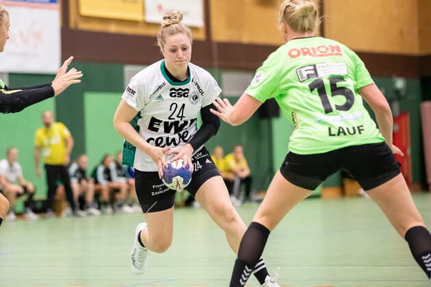 TSV Nord Harrislee vs VfL Oldenburg, Handball, DHB-Pokal 2. Runde, Harrislee; 06.10.19 Helena Mikkelsen (Nr.24, VfL Oldenburg) gegen Ronja Antonia Lauf (Nr.15, TSV Nord Harrislee) Copyright: xBEAUTIFULxSPORTS MarioxM.xKobergx