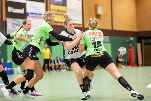 TSV Nord Harrislee vs VfL Oldenburg, Handball, DHB-Pokal 2. Runde, Harrislee; 06.10.19 Helena Mikkelsen (Nr.24, VfL Oldenburg) gegen Lotta Janne Woch (Nr.06, TSV Nord Harrislee) und Ronja Antonia Lauf (Nr.15, TSV Nord Harrislee) Copyright: xBEAUTIFULxSPORTS MarioxM.xKobergx