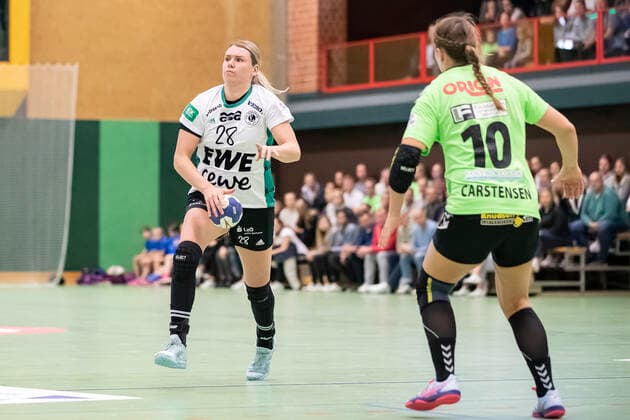 TSV Nord Harrislee vs VfL Oldenburg, Handball, DHB-Pokal 2. Runde, Harrislee; 06.10.19 Myrthe Schoenaker (Nr.28, VfL Oldenburg) gegen Merle Carstensen (Nr.10, TSV Nord Harrislee) Copyright: xBEAUTIFULxSPORTS MarioxM.xKobergx