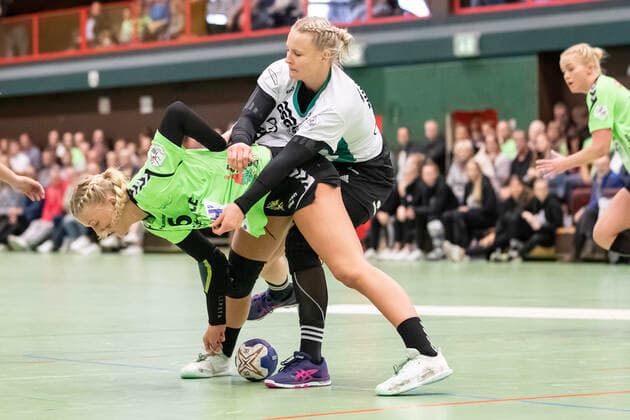 TSV Nord Harrislee vs VfL Oldenburg, Handball, DHB-Pokal 2. Runde, Harrislee; 06.10.19 Lotta Janne Woch (Nr.06, TSV Nord Harrislee) gegen Kristina Logvin (Nr.22, VfL Oldenburg) Copyright: xBEAUTIFULxSPORTS MarioxM.xKobergx