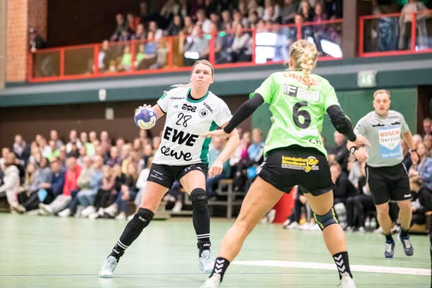 TSV Nord Harrislee vs VfL Oldenburg, Handball, DHB-Pokal 2. Runde, Harrislee; 06.10.19 Myrthe Schoenaker (Nr.28, VfL Oldenburg) gegen Lotta Janne Woch (Nr.06, TSV Nord Harrislee) Copyright: xBEAUTIFULxSPORTS MarioxM.xKobergx