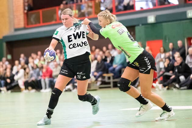 TSV Nord Harrislee vs VfL Oldenburg, Handball, DHB-Pokal 2. Runde, Harrislee; 06.10.19 Myrthe Schoenaker (Nr.28, VfL Oldenburg) gegen Lotta Janne Woch (Nr.06, TSV Nord Harrislee) Copyright: xBEAUTIFULxSPORTS MarioxM.xKobergx