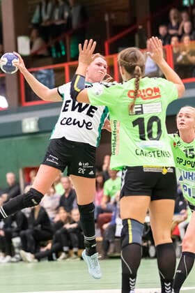 TSV Nord Harrislee vs VfL Oldenburg, Handball, DHB-Pokal 2. Runde, Harrislee; 06.10.19 Myrthe Schoenaker (Nr.28, VfL Oldenburg) gegen Merle Carstensen (Nr.10, TSV Nord Harrislee) Copyright: xBEAUTIFULxSPORTS MarioxM.xKobergx