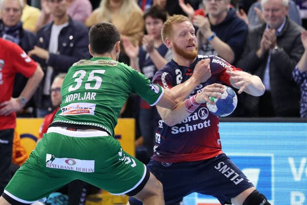 SG Flensburg-Handewitt vs Fuechse Berlin, 06.10.19, LIQUI-MOLY Handball-Bundesliga, Jim Gottfridsson (SG Flensburg-Handewitt, 24) gegen Marko Kopljar (Fuechse Berlin, 35) Copyright: xBEAUTIFULxSPORTS MarioxM.xKobergx