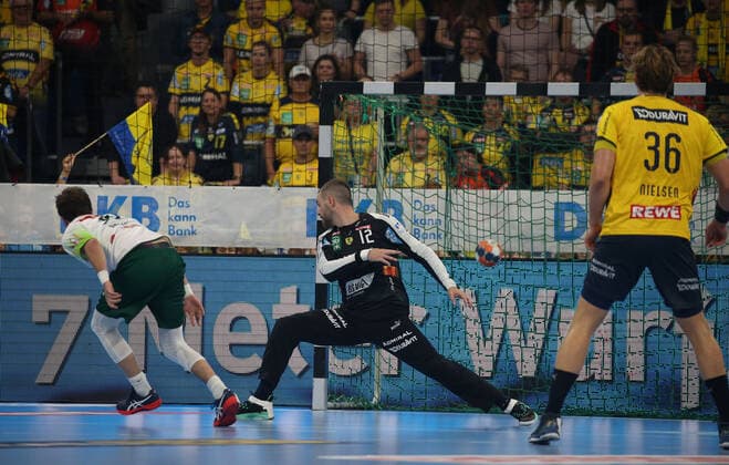 Handball, 1. Bundesliga: Rhein-Neckar-Löwen - HSG Wetzlar, 8. Spieltag am 06.10.2019, Saison 2019 20, ZmdZ, Maximilian Holst (22, HSG Wetzlar) erzielt eionen treffer gegen Andreas Palicka (12, Torwart, Rhein Neckar Löwen), Rhein-Neckar-Löwen - HSG Wetzlar