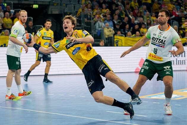 v.li.: Stefan Kneer (HSG, 4), Jesper Nielsen (RNL, 36), Nils Torbrügge (HSG, 18), beim Sprungwurf, Wurf, Torwurf, Action, Aktion, Spielszene, 06.10.2019, Mannheim, Handball, Bundesliga, Rhein-Neckar Löwen - HSG Wetzlar