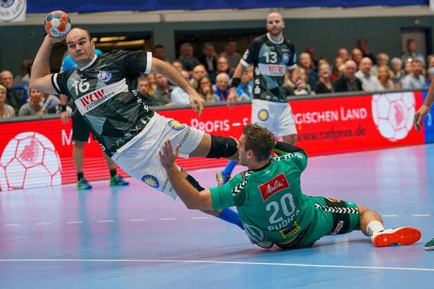 GER, 1. HBL. Herren, Bergischer HC vs. TSV GWD Minden 06.10.2019, Klingenhalle, Solingen, GER, 1. HBL. Herren, Bergischer HC vs. TSV GWD Minden, im Bild picture shows: Rafael Baena Gonzalez (BHC 16), im Zweikampf gegen MILJAN PUSICA (Minden 20),