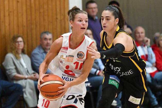 GER, DBBL, GiroLive-Panthers Osnabrueck vs. inexio Royals Saarlouis 06.10.2019, Panthers Dome, Osnabrück, GER, DBBL, GiroLive-Panthers Osnabrueck vs. inexio Royals Saarlouis im Bild v. li. Jenny Strozyk (GiroLive-Panthers Osnabrück 10) und Andrea Andelova (inexio Royals Saarlouis 4)