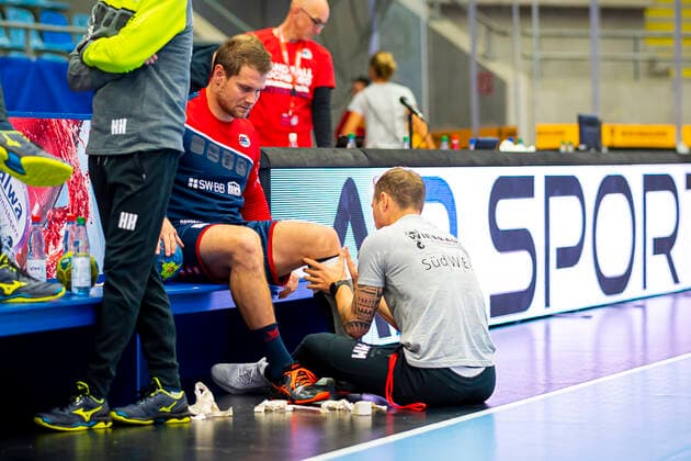 Bietigheim, Deutschland 06. Oktober 2019: 2. BL - 19 20- SG BBM Bietigheim vs. HSV Handball Hamburg Michael Kraus (SG BBM Bietigheim) Verletzt Verletzung Schmerzen, wird an der Wade behandelt Bietigheim Egetrans Arena Baden-Württemberg Deutschland