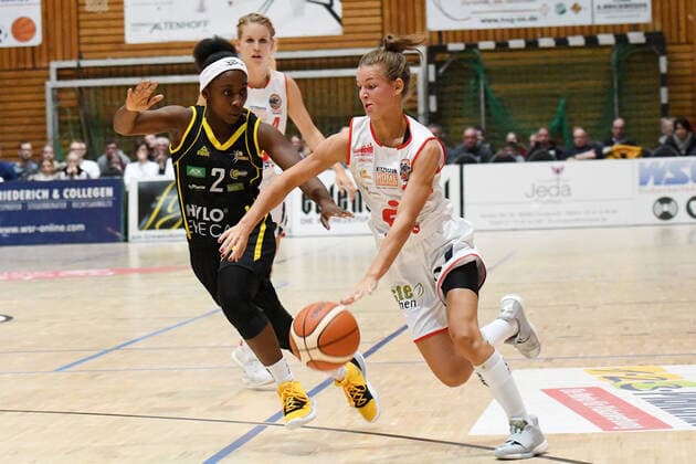 GER, DBBL, GiroLive-Panthers Osnabrueck vs. inexio Royals Saarlouis 06.10.2019, Panthers Dome, Osnabrück, GER, DBBL, GiroLive-Panthers Osnabrueck vs. inexio Royals Saarlouis im Bild Seraphina Asuamah-Kofoh (inexio Royals Saarlouis 2) Jenny Strozyk (GiroLive-Panthers Osnabrück 10)