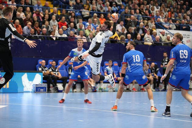 Domagoj Duvnjak (THW Kiel 4) vorbei an Jonathan Carlsbogard (TBV Lemgo Lippe 9)(hinten) und Fabian van Olphen (TBV Lemgo Lippe 10)(rechts) GER, Handball, 1. Bundesliga, TBV Lemgo Lippe gegen THW Kiel, 06.10.2019 Lemgo Copyright: xEIBNER JanxStrohdiekx EP_JSK