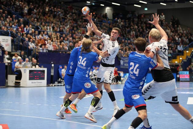 v.l. Fabian van Olphen (TBV Lemgo Lippe 10), Andreas Cederholm (TBV Lemgo Lippe 34). Nikola Bilyk (THW Kiel 53), Lukas Zerbe (TBV Lemgo Lippe 24), Patrick Wiencek (THW Kiel 17) GER, Handball, 1. Bundesliga, TBV Lemgo Lippe gegen THW Kiel, 06.10.2019 Lemgo Copyright: xEIBNER JanxStrohdiekx EP_JSK