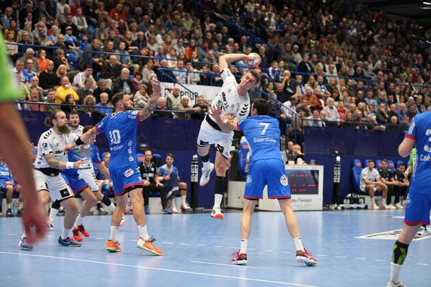 Nikola Bilyk (THW Kiel 53) gegen Fabian van Olphen (TBV Lemgo Lippe 10)(links) und Isaias Guardiola (TBV Lemgo Lippe 7)(rechts) GER, Handball, 1. Bundesliga, TBV Lemgo Lippe gegen THW Kiel, 06.10.2019 Lemgo Copyright: xEIBNER JanxStrohdiekx EP_JSK