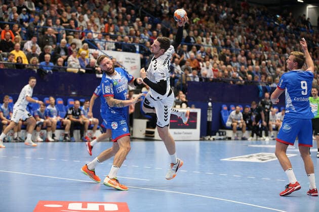 Hendrik Pekeler (THW Kiel 61) gegen Fabian van Olphen (TBV Lemgo Lippe 10)(links) GER, Handball, 1. Bundesliga, TBV Lemgo Lippe gegen THW Kiel, 06.10.2019 Lemgo Copyright: xEIBNER JanxStrohdiekx EP_JSK