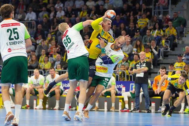 Handball Bundesliga: Rhein-Neckar Loewen vs. HSG Wetzlar Mannheim, Deutschland 06. Oktober 2019 - 8. Spieltag der Liqui Moly Handball Bundesliga: v. li. im Zweikampf Anton Lindskog (Wetzlar), Andy Schmid (Loewen) und Joao Ferraz (Wetzlar)