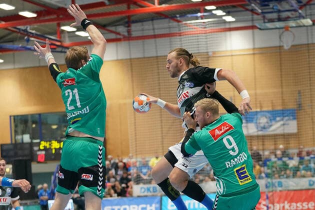 GER, 1. HBL. Herren, Bergischer HC vs. TSV GWD Minden 06.10.2019, Klingenhalle, Solingen, GER, 1. HBL. Herren, Bergischer HC vs. TSV GWD Minden, im Bild picture shows: Fabian Gutbrod (BHC 22), wird von CHRISTOFFER RAMBO (Minden 9), und MAGNUS GULLERUD (Minden 21), gegefriffen