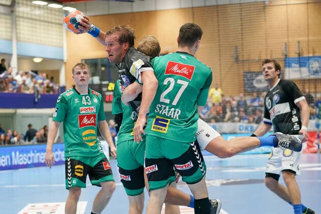 GER, 1. HBL. Herren, Bergischer HC vs. TSV GWD Minden 06.10.2019, Klingenhalle, Solingen, GER, 1. HBL. Herren, Bergischer HC vs. TSV GWD Minden, im Bild picture shows: Max Darj (BHC 5), wird von MAX STAAR (Minden 27), hart angegriffen.