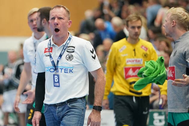 GER, 1. HBL. Herren, Bergischer HC vs. TSV GWD Minden 06.10.2019, Klingenhalle, Solingen, GER, 1. HBL. Herren, Bergischer HC vs. TSV GWD Minden, im Bild picture shows: Frank Carstens Cheftrainer Headcoach (Minden), regt sich heftig ueber eine Schiedsrichterentscheidung auf