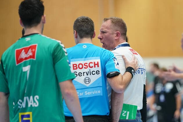 GER, 1. HBL. Herren, Bergischer HC vs. TSV GWD Minden 06.10.2019, Klingenhalle, Solingen, GER, 1. HBL. Herren, Bergischer HC vs. TSV GWD Minden, im Bild picture shows: Frank Carstens Cheftrainer Headcoach (Minden), regt sich heftig ueber eine Schiedsrichterentscheidung auf