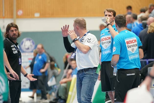 GER, 1. HBL. Herren, Bergischer HC vs. TSV GWD Minden 06.10.2019, Klingenhalle, Solingen, GER, 1. HBL. Herren, Bergischer HC vs. TSV GWD Minden, im Bild picture shows: Frank Carstens Cheftrainer Headcoach (Minden), regt sich heftig ueber eine Schiedsrichterentscheidung auf