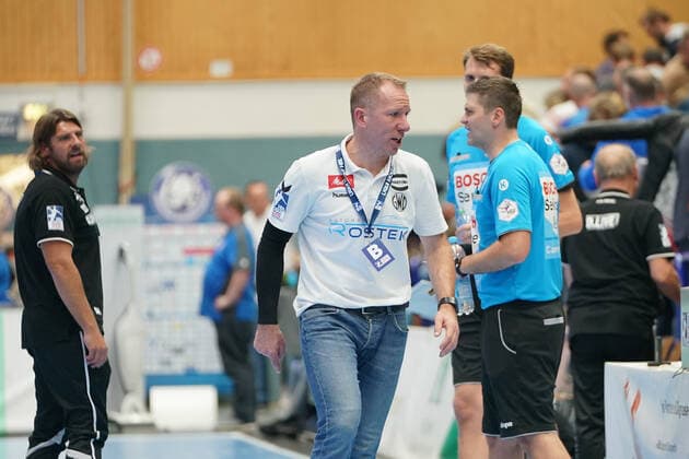 GER, 1. HBL. Herren, Bergischer HC vs. TSV GWD Minden 06.10.2019, Klingenhalle, Solingen, GER, 1. HBL. Herren, Bergischer HC vs. TSV GWD Minden, im Bild picture shows: Frank Carstens Cheftrainer Headcoach (Minden), regt sich heftig ueber eine Schiedsrichterentscheidung auf
