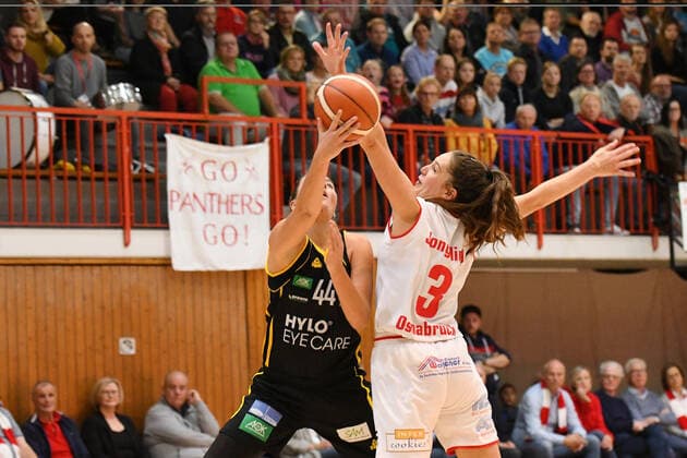 GER, DBBL, GiroLive-Panthers Osnabrueck vs. inexio Royals Saarlouis 06.10.2019, Panthers Dome, Osnabrück, GER, DBBL, GiroLive-Panthers Osnabrueck vs. inexio Royals Saarlouis im Bild Kimberly Pohlmann (inexio Royals Saarlouis 44) Rowie Jongeling (GiroLive-Panthers Osnabrück 3)